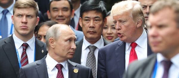 Russian President Vladimir Putin and US President Donald Trump are seen here ahead of the first working meeting of the Asia-Pacific Economic Cooperation leaders - Sputnik Türkiye