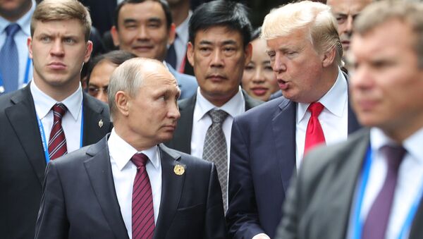 Russian President Vladimir Putin and US President Donald Trump are seen here ahead of the first working meeting of the Asia-Pacific Economic Cooperation leaders - Sputnik Türkiye