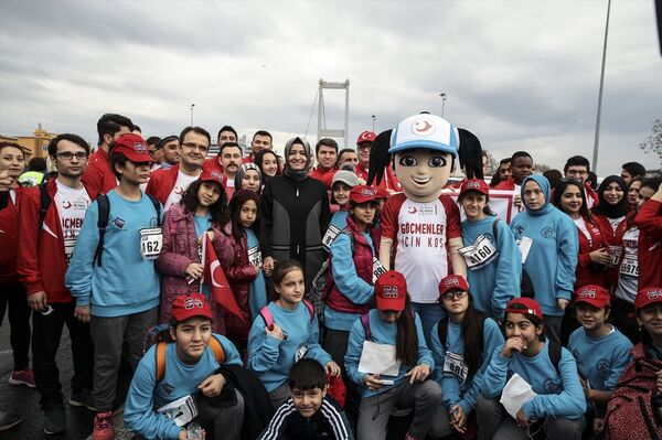 Vodafone 39. İstanbul Maratonu'na Aile ve Sosyal Politikalar Bakanı Fatma Betül Sayan Kaya, Göç İdaresi Genel Müdür Vekili Abdullah Ayaz, göçmen çocuklar ve çocuk evlerinde kalan çocuklar da katıldı - Sputnik Türkiye