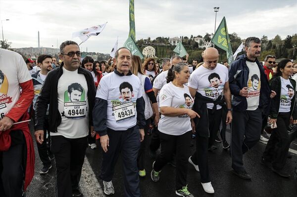 Maratona CHP İstanbul Milletvekili Sezgin Tanrıkulu ve CHP İstanbul Milletvekili Mehmet Akif Hamzaçebi de katıldı - Sputnik Türkiye