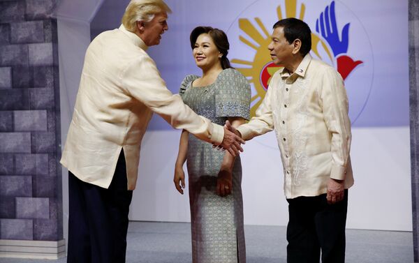 Bu arada iki lider, Filipinler’in başkenti Manila'da bugün başlayacak Güneydoğu Asya Ulusları Birliği (ASEAN) Zirvesi kapsamında da bir araya geldi. - Sputnik Türkiye