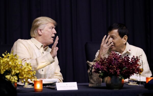 Duterte- Eski ABD Başkanı Baracak Obama gerilimi ile dolaylı olarak gerilen Washington-Manila hattında ilk kez bu düzeyde bir temas gerçekleştirilmiş oldu. Duterte de bir önceki ASEAN zirvesinde, Obama hakkında küfürlü ifadeler kullanmıştı. - Sputnik Türkiye