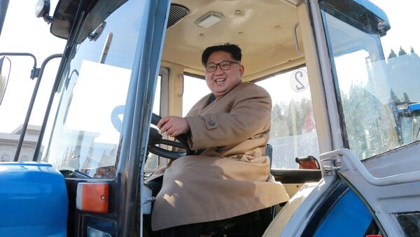 Kuzey Kore lideri Kim Jong-un, Kumsong traktör fabrikasında - Sputnik Türkiye