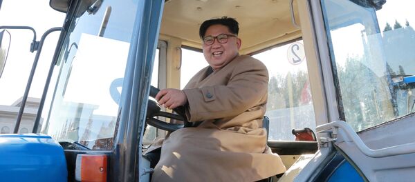 Kuzey Kore lideri Kim Jong-un, Kumsong traktör fabrikasında - Sputnik Türkiye