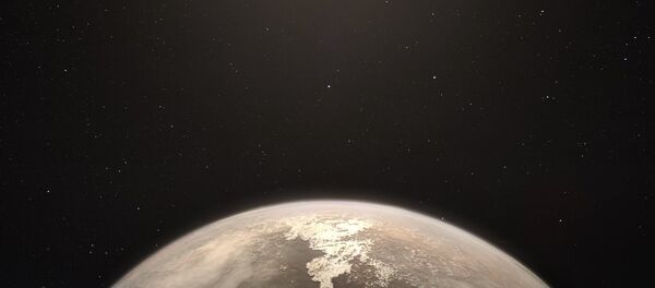 This artist’s impression shows the temperate planet Ross 128 b, with its red dwarf parent star in the background. - Sputnik Türkiye