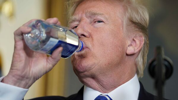 ABD Başkanı Donald Trump'ın kameralar karşısında su içmesi medyanın gündeminde. - Sputnik Türkiye