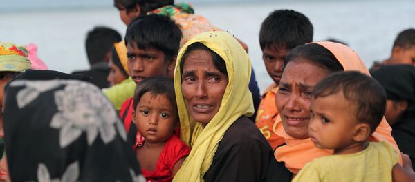 Bangladeş'e tekneyle sığınmaya çalışan bir Arakanlı Müslüman kadın - Sputnik Türkiye