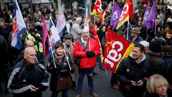 Paris’te Macron’un reformları protesto edildi - Sputnik Türkiye