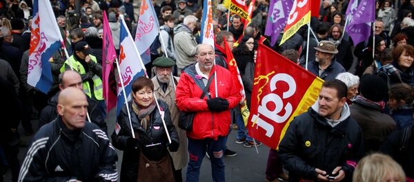 Paris’te Macron’un reformları protesto edildi - Sputnik Türkiye