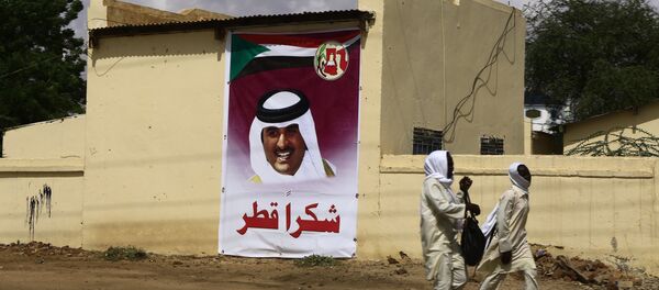 Sudan'da Katar'a teşekkür ifadeleri içeren bir afişin önünden geçen öğrenciler - Sputnik Türkiye