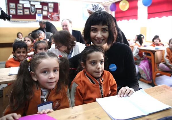 UNICEF Türkiye Temsilcisi Duamelle ve UNICEF İyi Niyet Elçisi oyuncu Tuba Büyüküstün, Kilis'te çocuklarla bir araya geldi - Sputnik Türkiye