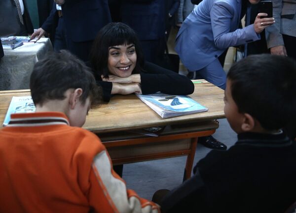 UNICEF Türkiye Temsilcisi Duamelle ve UNICEF İyi Niyet Elçisi oyuncu Tuba Büyüküstün, Kilis'te çocuklarla bir araya geldi - Sputnik Türkiye