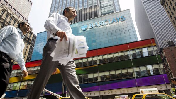 Pedestrians walk past a Barclays building as the LGBT rainbow flag is displayed on its digital screens in New York, June 26, 2015 - Sputnik Türkiye
