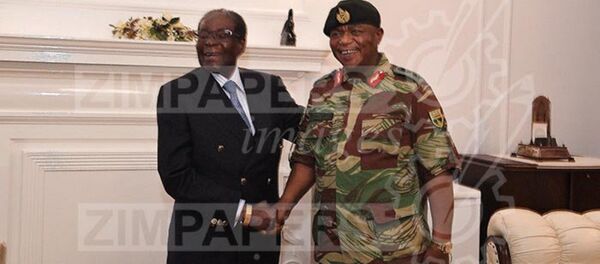 Zimbabve Devlet Başkanı Robert Mugabe ve General Constantino Chiwenga - Sputnik Türkiye