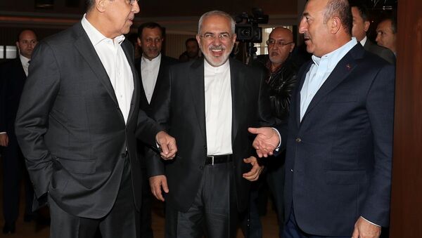 ışişleri Bakanı Mevlüt Çavuşoğlu (sağda), Rusya Dışişleri Bakanı Sergey Lavrov (solda) ve İran Dışişleri Bakanı Cevad Zarif (ortada) - Sputnik Türkiye