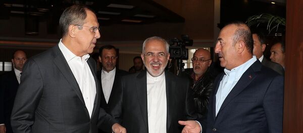 ışişleri Bakanı Mevlüt Çavuşoğlu (sağda), Rusya Dışişleri Bakanı Sergey Lavrov (solda) ve İran Dışişleri Bakanı Cevad Zarif (ortada) - Sputnik Türkiye