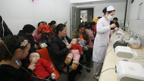 In this Jan. 14, 2013 photo released by China's Xinhua News Agency, patients help their children to respire atomized liquid medicine at Xiangyang No. 1 People's Hospital in Xiangyang, east China's Hubei Province - Sputnik Türkiye