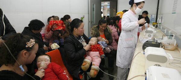 In this Jan. 14, 2013 photo released by China's Xinhua News Agency, patients help their children to respire atomized liquid medicine at Xiangyang No. 1 People's Hospital in Xiangyang, east China's Hubei Province - Sputnik Türkiye