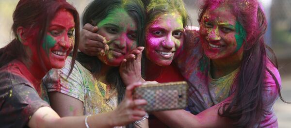 Indian girls take selfie as they celebrate Holi, the Hindu festival of colors, in Mumbai, India, Monday, March 13, 2017 - Sputnik Türkiye