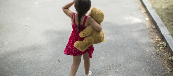Little girl with teddy bear - Sputnik Türkiye