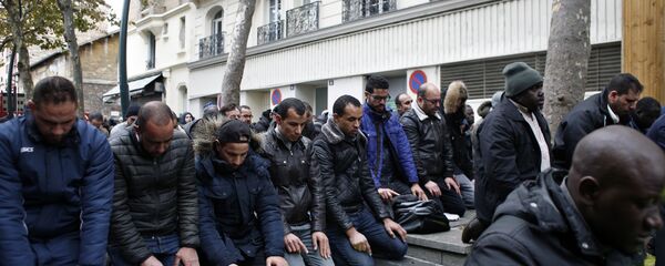 Fransa'da sokakta namaz kılmak yasaklanıyor - Sputnik Türkiye
