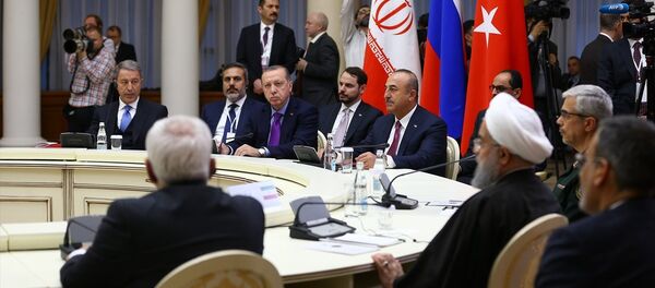 Soçi'de üçlü zirve Soçi'de üçlü zirve - Sputnik Türkiye