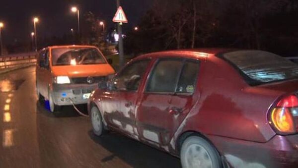 Minibüs sürücüsü, arabayı halatla kilometrelerce geri geri çekti - Sputnik Türkiye