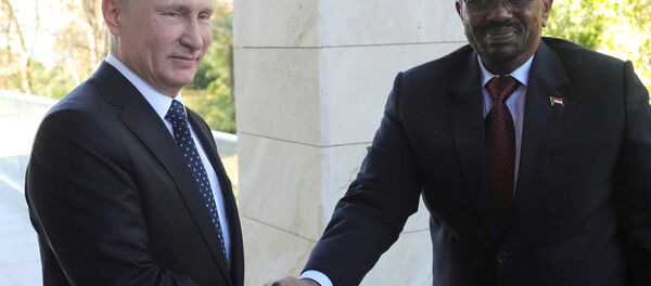 Rusya Devlet Başkanı Vladimir Putin ve Sudan Devlet Başkanı Ömer el Beşir - Sputnik Türkiye