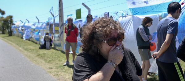 Arjantin'de askeri üste kayıp denizaltı mürettebatı için ağlıyorlar - Sputnik Türkiye