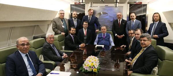 Cumhurbaşkanı Recep Tayyip Erdoğan, Soçi dönüşü uçakta gazetecilerin sorularını yanıtladı - Sputnik Türkiye