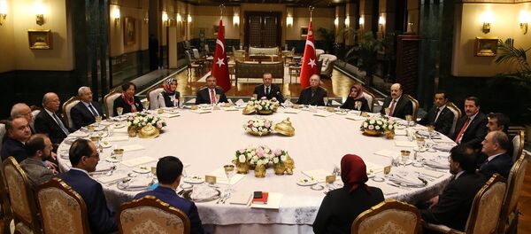 Cumhurbaşkanı Recep Tayyip Erdoğan, Beştepe'de aralarında akademisyen, öğretmen ve sendikacıların da bulunduğu heyeti ağırladı - Sputnik Türkiye