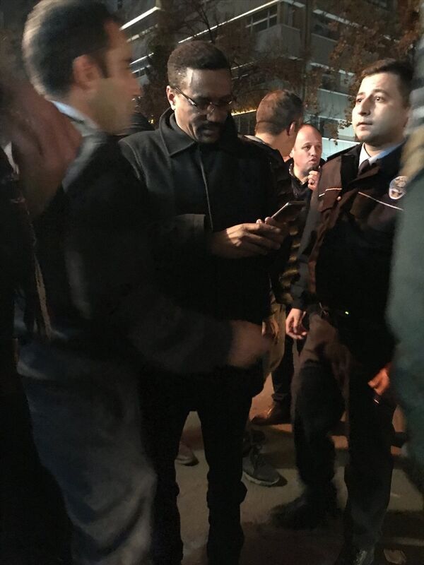 Etiyopya Büyükelçiliği görevlisi, kazanın ardından polislere zor anlar yaşattı. - Sputnik Türkiye