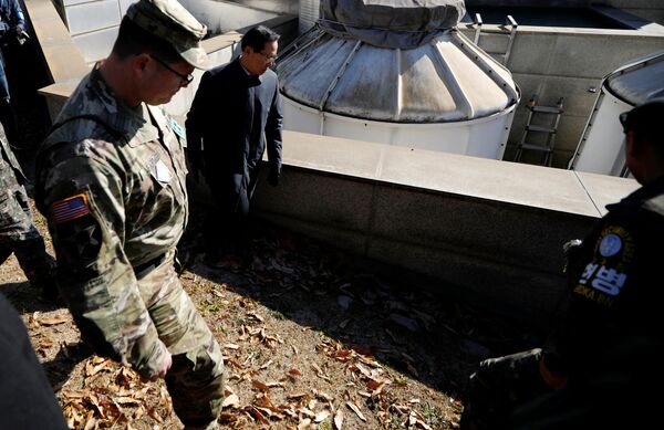 Kuzey Kore tarafından kaçan askere açılan ateş sonucu Güney tarafındaki binaya isabet eden kurşunlar Savunma Bakanı Song'a gösterildi - Sputnik Türkiye