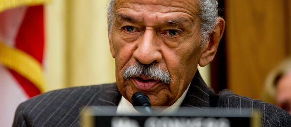 Rep. John Conyers, D-Mich., ranking member on the House Judiciary Committee, speaks on Capitol Hill in Washington, Tuesday, May 24, 2016 - Sputnik Türkiye