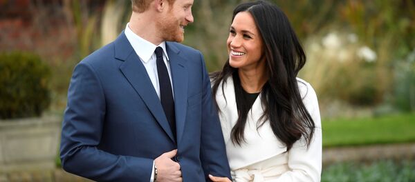 Evlenecekleri açıklanan Presn Harry ile nişanlısı Maghan Markle basın mensuplarına poz verdi - Sputnik Türkiye