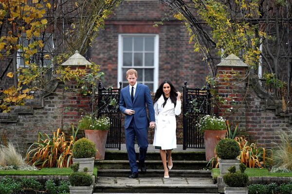 Prens Harry ile nişanlısı Meghan Markle, resmi açıklamanın ardından Kensington Sarayı'nda basın mensuplarına poz verdi. Prens Harry, Markle'a ilk görüşte aşık olduğunu söyledi. Markle da romantik bir evlilik teklifi alıp almadığı sorusuna Tabii ki romantikti yanıtını verdi. - Sputnik Türkiye