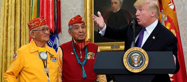 ABD Başkanı Donald Trump, Navajo yerlileriyle - Sputnik Türkiye