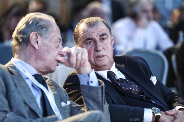 Bu arada Terim ile Galatasaray'ın eski başkanlarından Faruk Süren, paneli birlikte takip etti. Terim, adının son dönemde Galatasaray'la anılmasına ilişkin sorulara da şu yanıtı verdi: Galatasaray'la görüşmem olursa zaten sizlerle paylaşırım. Bu açıklamamdan sonra hala bu tarz haberleri yapanlar olursa onlara itibar etmemenizi rica ediyorum. - Sputnik Türkiye