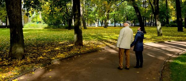 St. Petersburg bahçelerinde ihtiyar bir çift - Sputnik Türkiye
