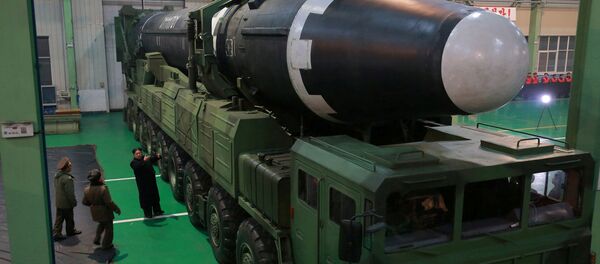 Kuzey Kore lideri Kim Jong-un ve yeni geliştirilen 'Hwasong-15' kıtalararası balistik füzesi - Sputnik Türkiye
