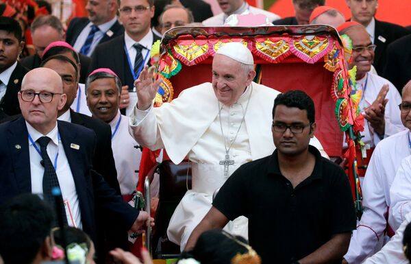 Papa Bangledeş'te çekçeke bindi - Sputnik Türkiye