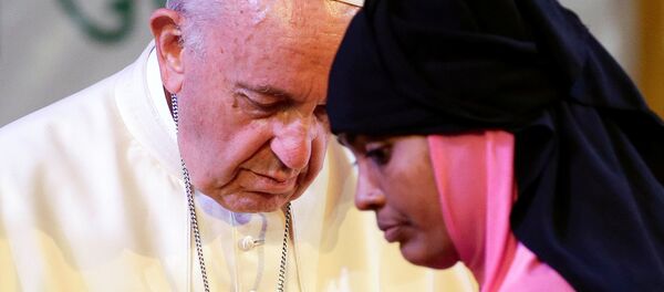 Papa Francis Arakanlı sığınmacılarla bir araya geldi - Sputnik Türkiye