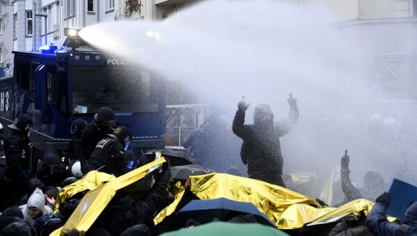 Almanya'da, AfD kongresini protesto edenlerle polis çatıştı - Sputnik Türkiye