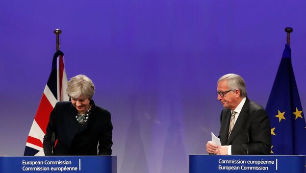 Avrupa Birliği (AB) Komisyonu Başkanı Jean-Claude Juncker ile İngiltere Başbakanı Theresa May - Sputnik Türkiye