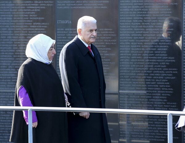 Yıldırım, Güney Kore'de Türk şehitliğini ziyaret etti - Sputnik Türkiye