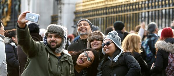 Londra Buckingham Sarayı turistler selfi - Sputnik Türkiye