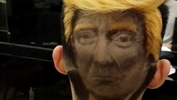 ABD Başkanı olduğundan bu yana dünyanın en tanınan figürlerinden birine dönüşen ve olumlu-olumsuz çok sayıda görsele malzeme olan ABD Başkanı Donald Trump  bu kez 'alışımadık' bir yerde görüntülendi.  Tayvan'da bir berber Trump'ın portresini hayranı olan bir kişinin saçlarına kazıdı. - Sputnik Türkiye