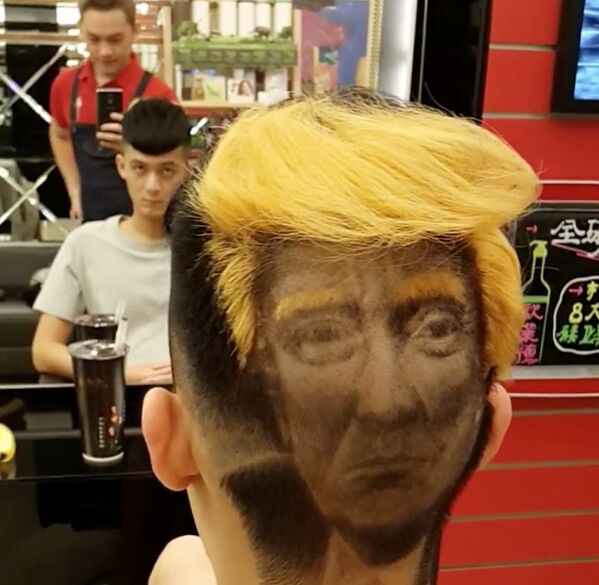 Berberin Trump'ın sarı saç ve kaşlarını da boyayla müşterisinin saçlarında 'canlandırması' dikkat çekti. - Sputnik Türkiye