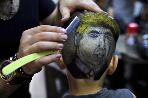 Daha önce Lübnan'ın başkenti Beyrut'ta da bir berber müşterisinin başına Trump'ın portresini kazımıştı. - Sputnik Türkiye
