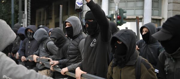 Atina'da 9 yıl önce polis tarafından öldürülen Aleksis Grigoropoulos için yapılan anma eylemi - Sputnik Türkiye